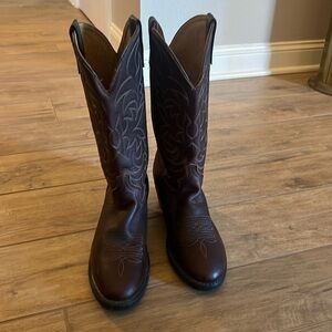 Men’s size 9 leather boot with vibram sole